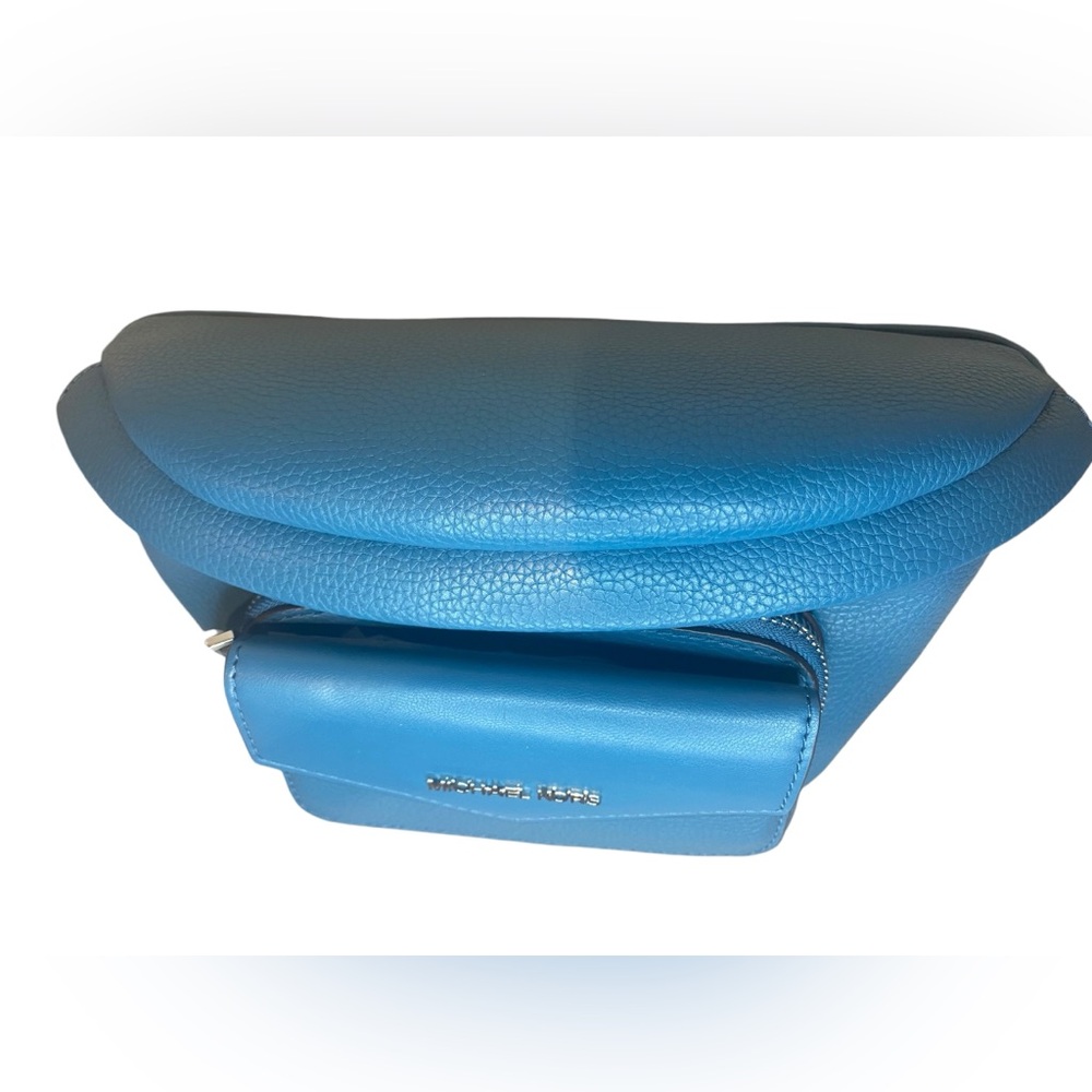 Authentic Michael Kors Korsmaisie a large Pebble 2 in 1 Sling Pack.. - Picture 2 of 9